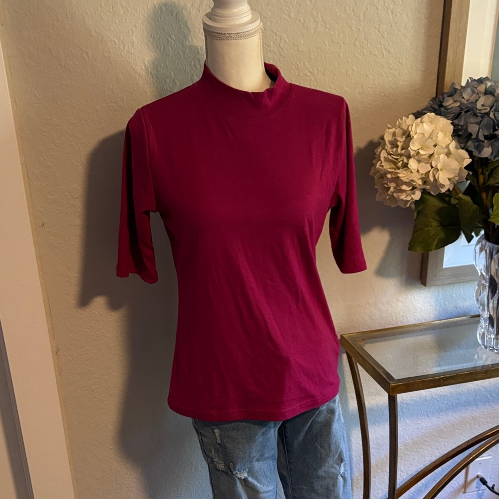 Short sleeve mock neck Jersey knit top size medium in fuchsia pink